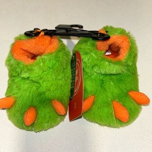 New! Boys size 3 green claw slippers